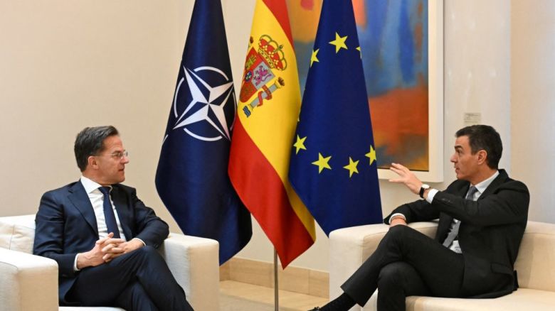 El presidente del Gobierno español, Pedro Sánchez, conversa con el secretario general de la OTAN, Mark Rutte, durante su visita al Palacio de La Moncloa, en Madrid, el 27 de enero de 2025.