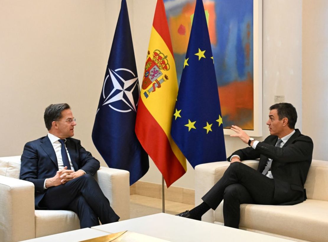 El presidente del Gobierno español, Pedro Sánchez, conversa con el secretario general de la OTAN, Mark Rutte, durante su visita al Palacio de La Moncloa, en Madrid, el 27 de enero de 2025.