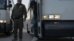 En la imagen, facilitada por el Departamento de Defensa de EE.UU., escoltado por un agente del Servicio de Aduanas y Protección Fronteriza de Estados Unidos, un inmigrante indocumentado sale de un vehículo de transporte antes de embarcar en un vuelo de deportación el 23 de enero de 2025 en Fort Bliss, Texas.