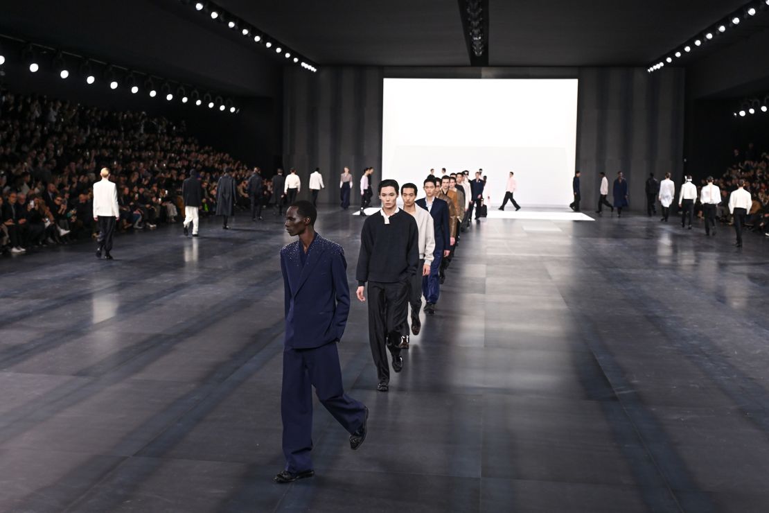 Dior Homme's herenkleding herfst-winter 2025 show verwezen naar de H-line gemaakt door de oprichter.