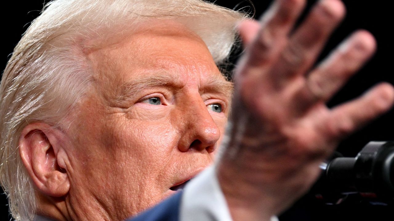 El presidente de Estados Unidos, Donald Trump, pronuncia un discurso en la cena de la Conferencia de  Republicanos de la Cámara de Representantes en Trump National Doral Miami, el 27 de enero de 2025.