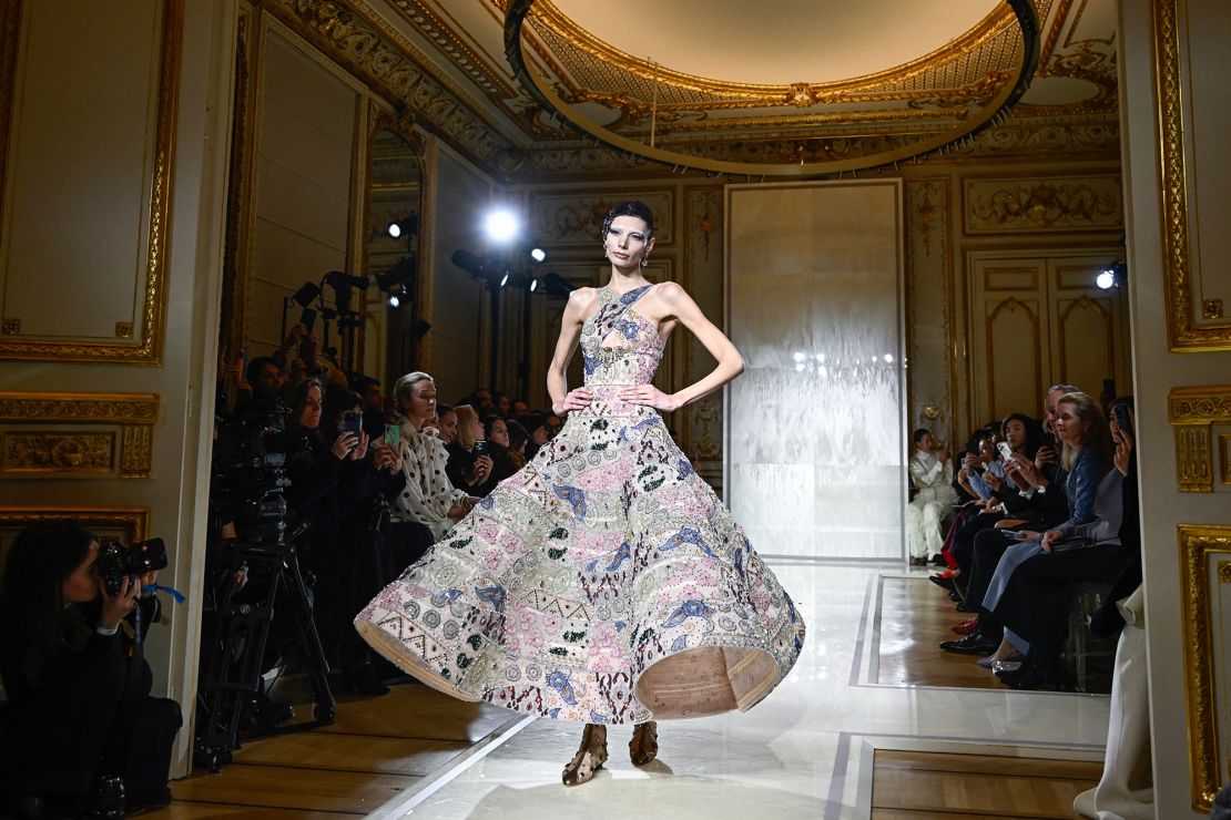 Armani Privé's lente/zomer 2025 Haute Couture Show markeerde zijn 20-jarige jubileum.