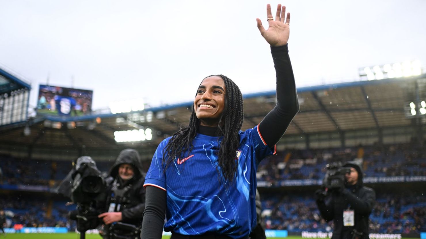 Naomi Girma fue presentada a los aficionados del Chelsea en Stamford Bridge antes de la victoria del equipo por 1-0 contra el Arsenal en la WSL el domingo.
