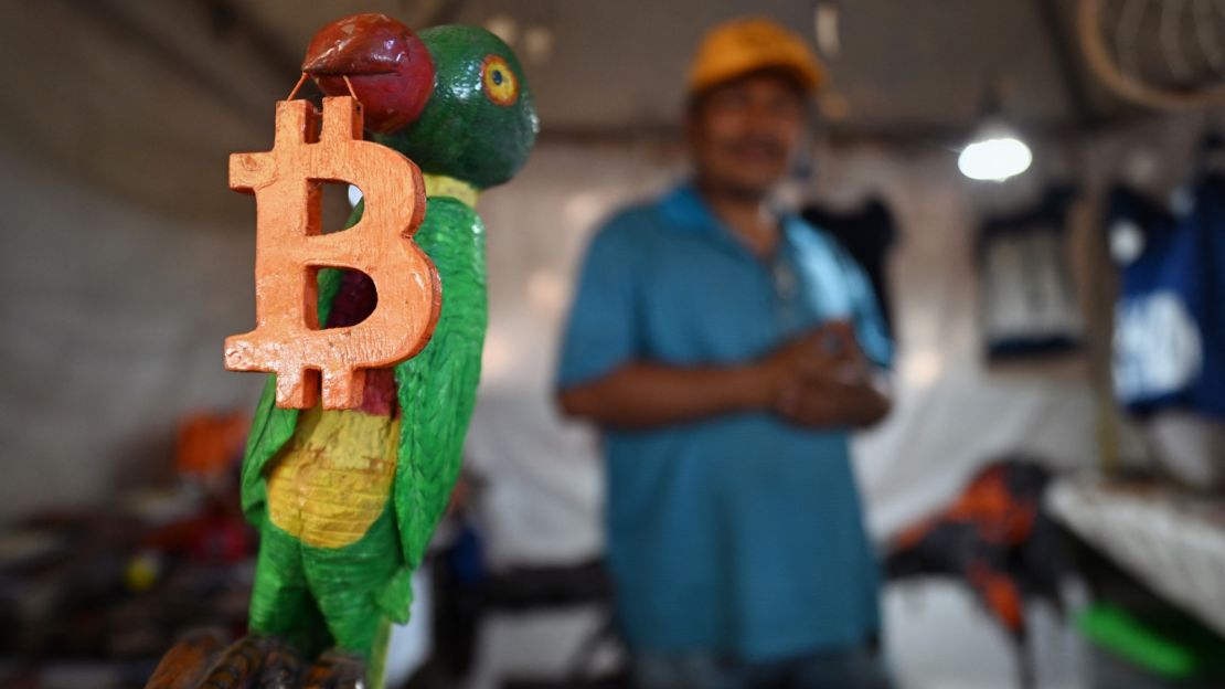 Un símbolo de Bitcoin en una tienda en El Salvador