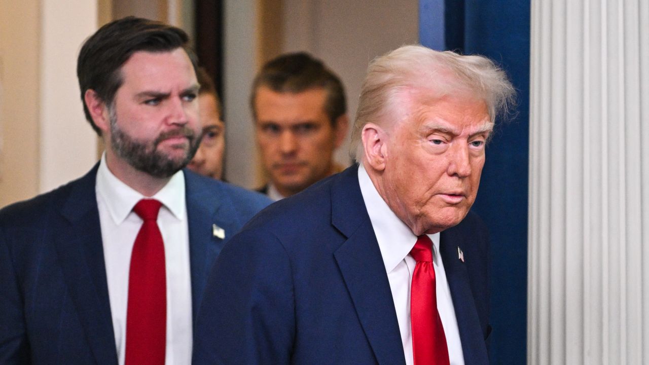 O presidente dos EUA, Donald Trump (R), seguido pelo secretário de Defesa Pete Hegseth (C) e vice-presidente JD Vance (L), chega para falar sobre o acidente no ar entre o voo 5342 da American Airlines e um helicóptero militar em Washington, no Brady Press Briefing Room na Casa Branca em 30 de janeiro de 2025 em Washington, DC. Mergulhadores puxaram corpos das águas geladas do rio Potomac em Washington na quinta -feira depois que um helicóptero militar dos EUA colidiu no ar com um avião de passageiros carregando 64 pessoas, com autoridades dizendo que provavelmente não havia sobreviventes. (Foto de Roberto Schmidt / AFP) (Foto de Roberto Schmidt / AFP via Getty Images)