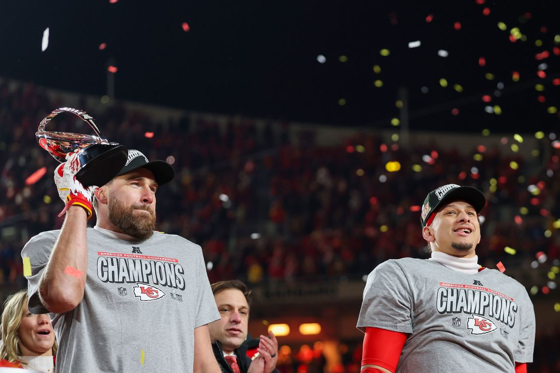 Travis Kelce et Patrick Mahomes des Chiefs de Kansas City après avoir battu les Buffalo Bills lors du match de championnat de l'AFC.