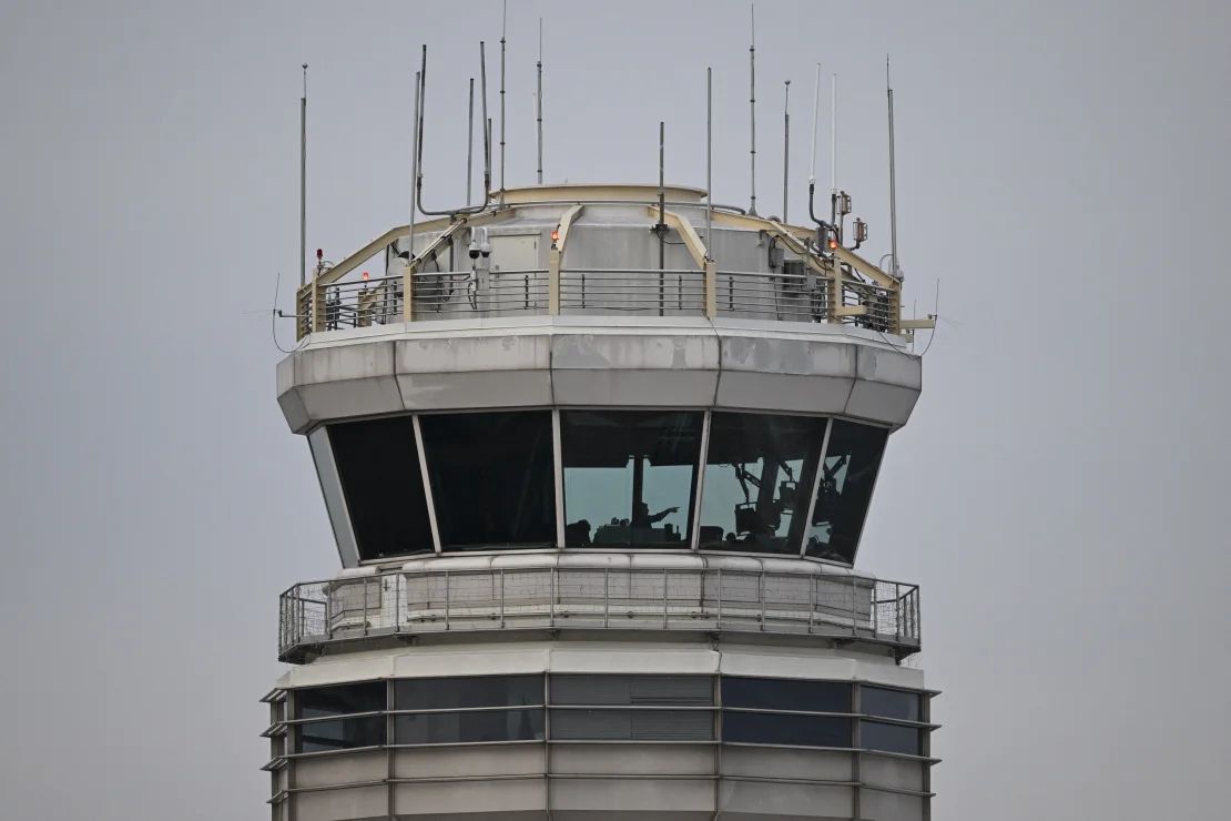 Un hombre hace gestos dentro de la torre de control del Aeropuerto Nacional de Reagan en Washington.