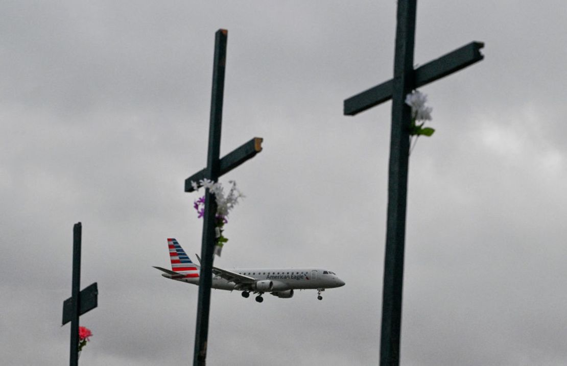 Roberto Márquez instala un monumento improvisado el viernes 31 de enero para las víctimas de la mortal colisión aérea del miércoles cerca del Aeropuerto Nacional Reagan.