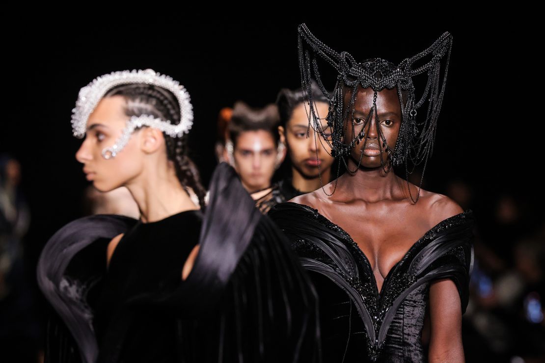 Gaurav Gupta's lente/zomer 2025 Haute Couture Show is geïnspireerd op de reis die hij met zijn vrouw heeft gedeeld na een recent traumatisch brandongeval.