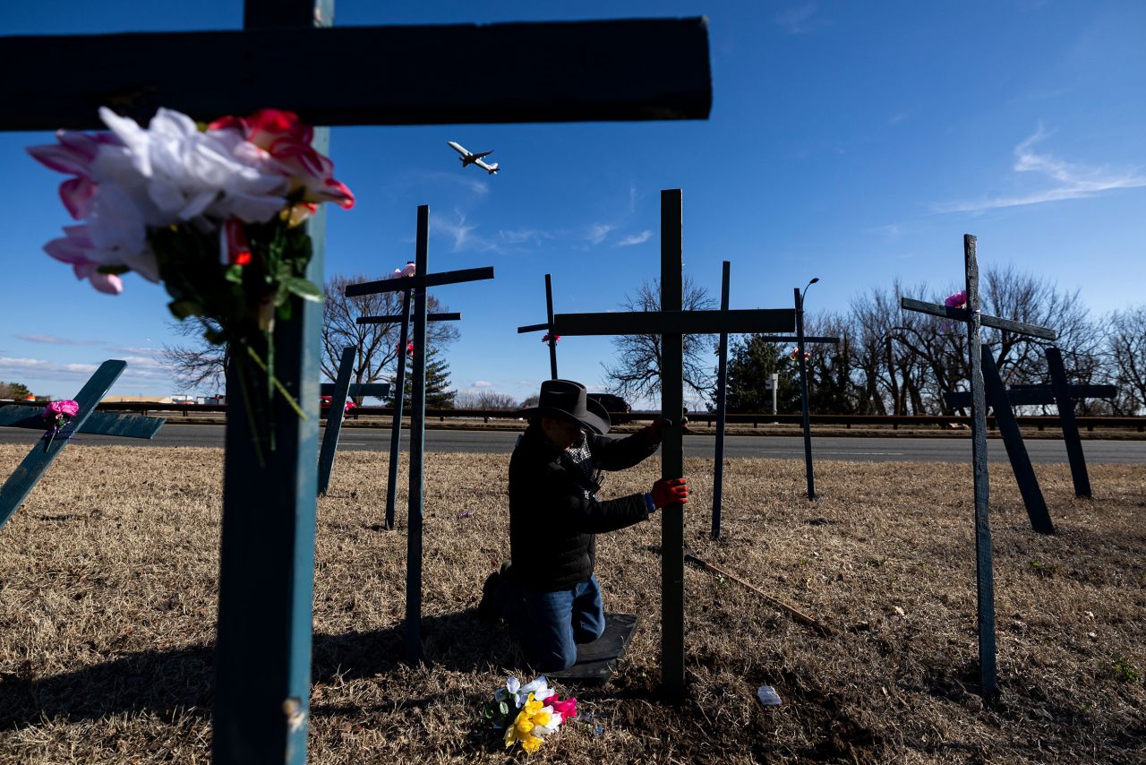 Roberto Marquez will dig a hole in the cross on February 1 in Arlington, Virginia, as part of a memorial for the victims of an airborne collision between an American Airlines plane and a military helicopter on February 1.