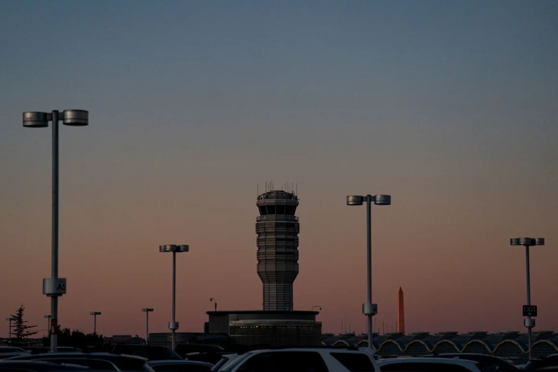 La torre de control del Aeropuerto Nacional Reagan monitorea las aeronaves en Arlington, Virginia.