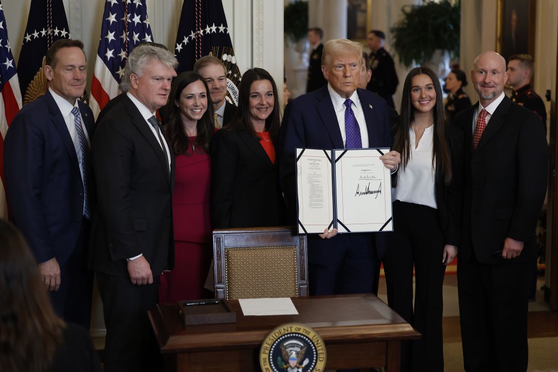 Rodeado de  del Congreso y la familia de Laken Riley, el presidente de Estados Unidos, Donald Trump, posa con la Ley Laken Riley firmada, la primera pieza legislativa aprobada durante su segundo mandato en el cargo, en la Sala Este de la Casa Blanca el 29 de enero de 2025 en Washington.