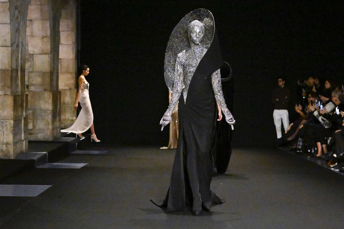 In his collection, Gaurav Gupta tried to showcase his wife’s healing journey after the accident, using the colors of burns and bruises, such as black, dark purple and blue.