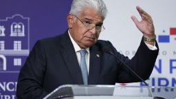 El presidente de Panamá, José Raúl Mulino, habla durante una conferencia de prensa después de una reunión con el secretario de Estado de EE.UU. en el palacio presidencial en la ciudad de Panamá el 2 de febrero de 2025.