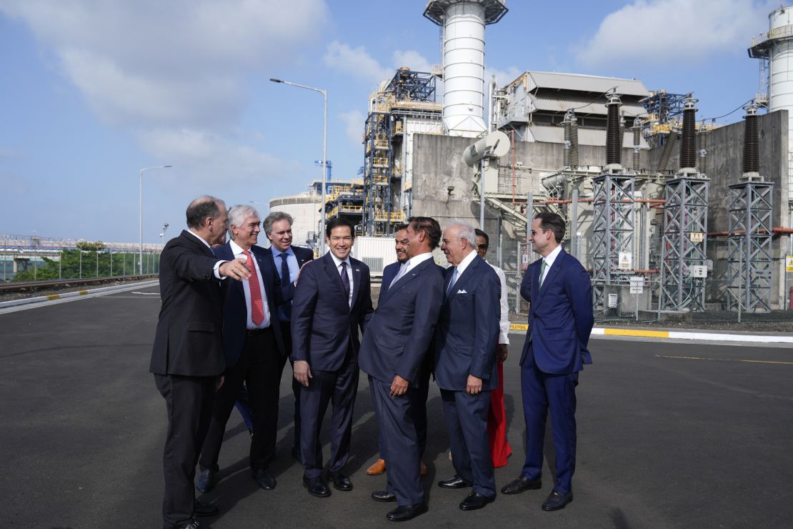 El secretario de Estado de EE.UU., Marco Rubio, junto a  del equipo directivo de AES Panamá durante una visita a la terminal de GNL de la compañía en Colón, Panamá, el 2 de febrero de 2025.