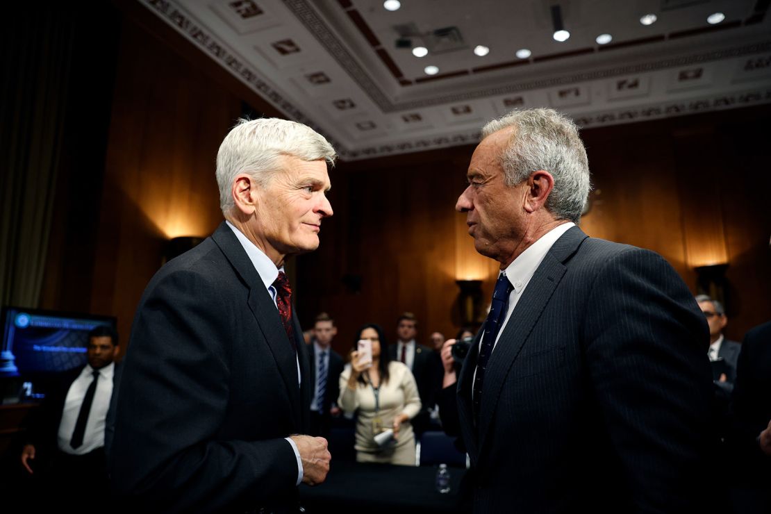 WASHINGTON, DC - 30 de janeiro: Robert F. Kennedy Jr. (R) fala com o senador Bill Cassidy (R -La), depois de testemunhar em seu Comitê de Saúde, Educação, Trabalho e Pensões. (Foto de Kevin Dietsch/Getty Images)