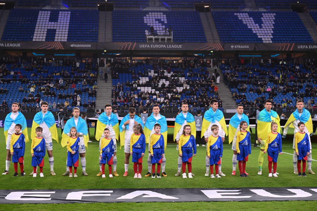 Una postal repetida. Futbolistas del Dynamo Kyiv portan banderas de Ucrania en sus espaldas al comienzo de cada partido, al igual que todos los equipos ucranianos.