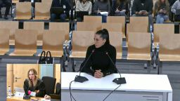 En este video tomado de las imágenes transmitidas por la Audiencia Nacional española, la jugadora española Jenni Hermoso declara en el juicio contra el expresidente de la Federación Española de Fútbol Luis Rubiales, acusado de agresión sexual y coacción por besarla a la fuerza en los labios, en el juzgado de San Fernando de Henares, al este de Madrid, el 3 de febrero de 2025.