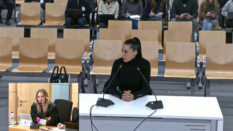 En este video tomado de las imágenes transmitidas por la Audiencia Nacional española, la jugadora española Jenni Hermoso declara en el juicio contra el expresidente de la Federación Española de Fútbol Luis Rubiales, acusado de agresión sexual y coacción por besarla a la fuerza en los labios, en el juzgado de San Fernando de Henares, al este de Madrid, el 3 de febrero de 2025.