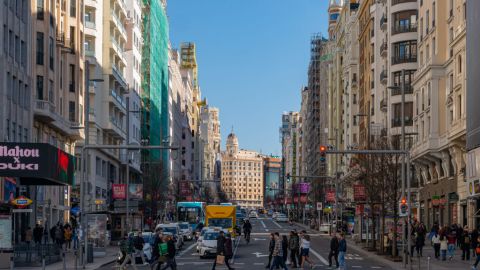 Peatones cruzan una calle en el centro de Madrid, España, el sábado 1 de febrero de 2025.