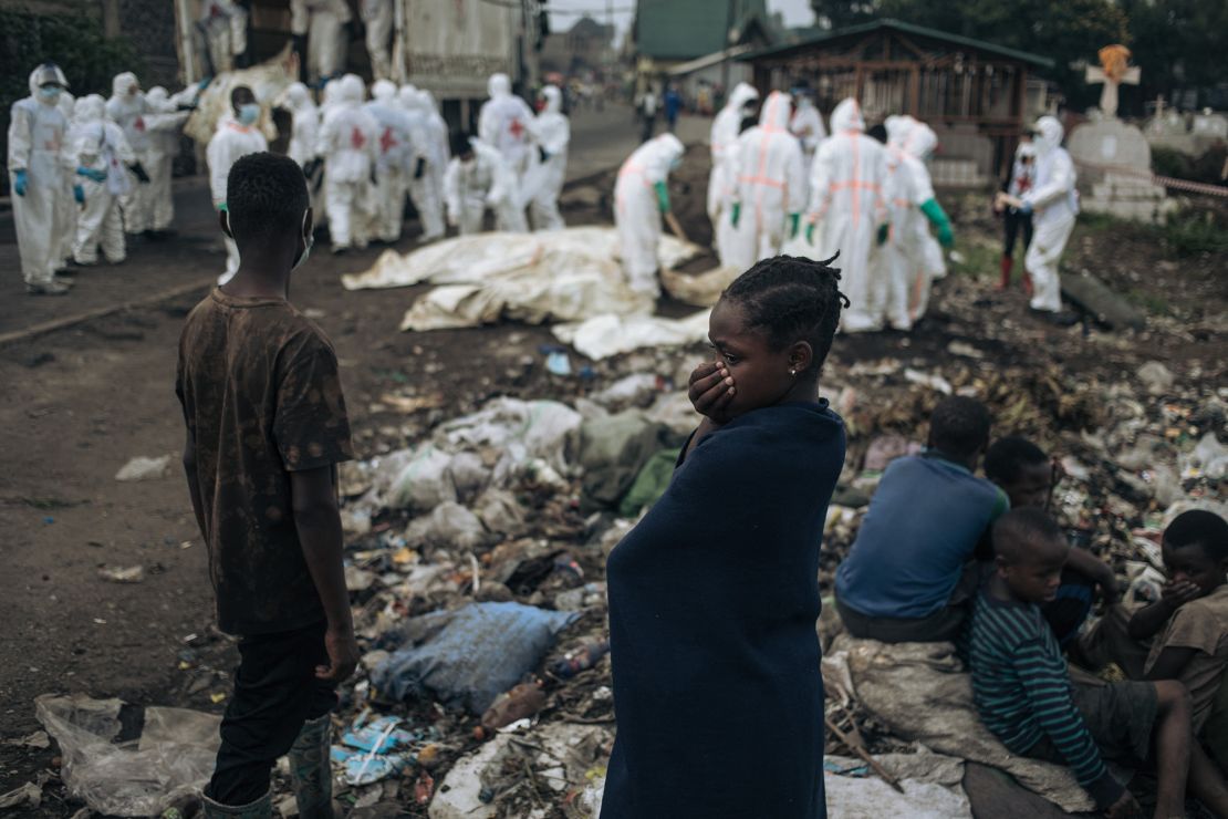 Goma residents watch the Congolese Red Cross and the Civilian Protection burying dozens of bodies in a cemetery on Monday.