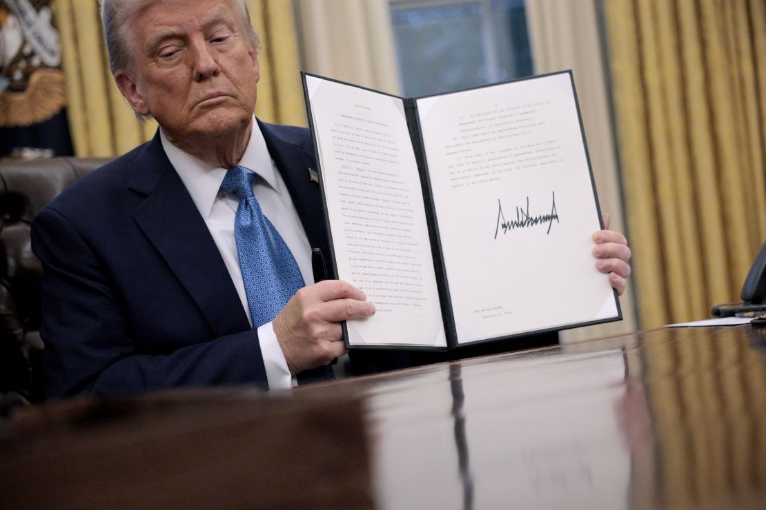 El presidente de Estados Unidos, Donald Trump, muestra un decreto que firmó en la Oficina Oval el 31 de enero de 2025 en la ciudad de Washington.