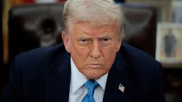El presidente de EE.UU., Donald Trump, habla con reporteros después de firmar un decreto en la Oficina Oval el 31 de enero de 2025 en Washington.