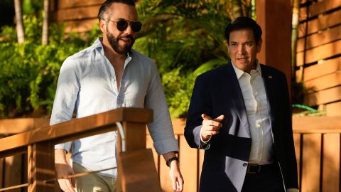El secretario de Estado de Estados Unidos, Marco Rubio, se reúne con el presidente de El Salvador, Nayib Bukele, en su residencia en el lago de Coatepeque, El Salvador, el 3 de febrero de 2025.