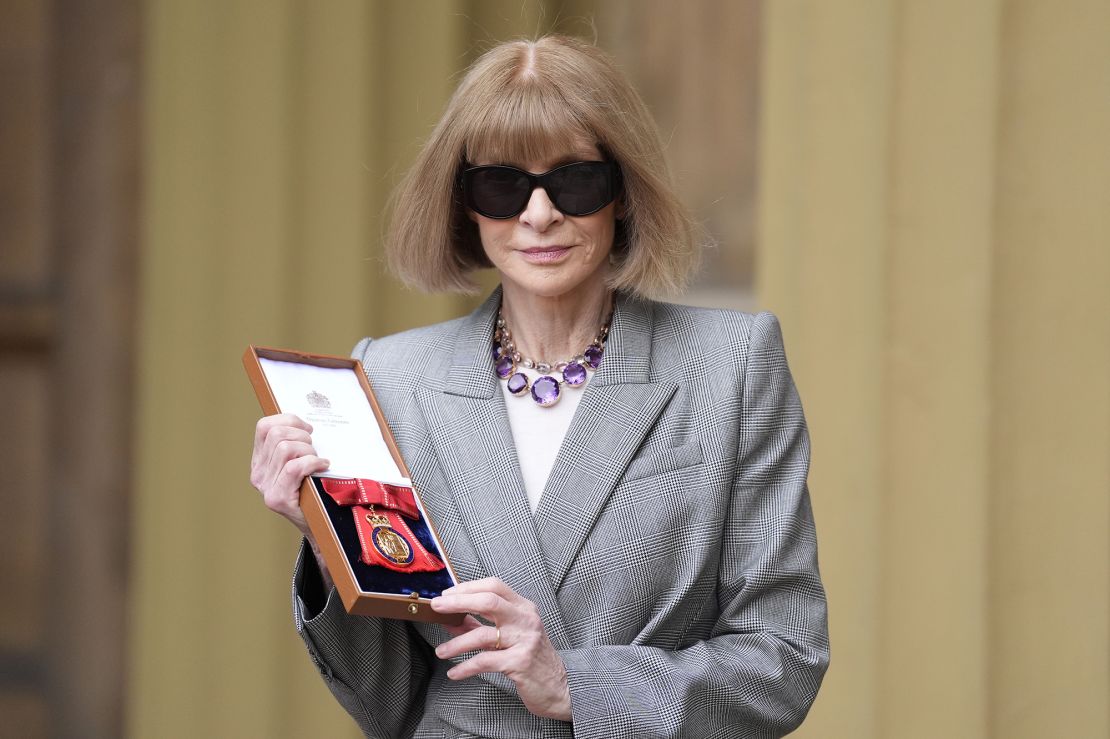 De zonnebril van Wintour was terug voor foto's na de ceremonie.