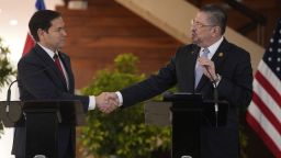 El secretario de Estado de EE.UU., Marco Rubio, estrecha la mano del presidente de Costa Rica, Rodrigo Chaves, durante una conferencia de prensa conjunta en el palacio presidencial en San José, Costa Rica, el 4 de febrero de 2025.