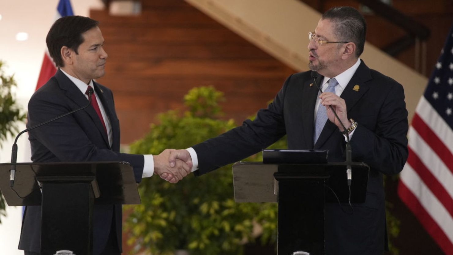 El secretario de Estado de EE.UU., Marco Rubio, estrecha la mano del presidente de Costa Rica, Rodrigo Chaves, durante una conferencia de prensa conjunta en el palacio presidencial en San José, Costa Rica, el 4 de febrero de 2025.