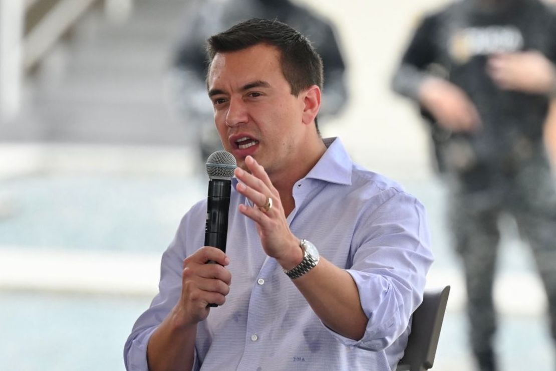 El presidente de Ecuador y candidato presidencial Daniel Noboa habla durante un evento de vivienda en Guayaquil, Ecuador, el 4 de febrero de 2025.