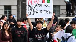 Una persona sostiene un cartel mientras cientos de estudiantes de secundaria participan en una protesta titulada "Un Día Sin Inmigrantes" en el centro de Los Ángeles el 4 de febrero de 2025, contra la intensificación de la aplicación federal contra la inmigración ilegal.