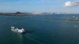 En esta vista aérea, un barco de carga entra al Canal de Panamá por el lado del Océano Pacífico en la Ciudad de Panamá el 4 de febrero de 2025.