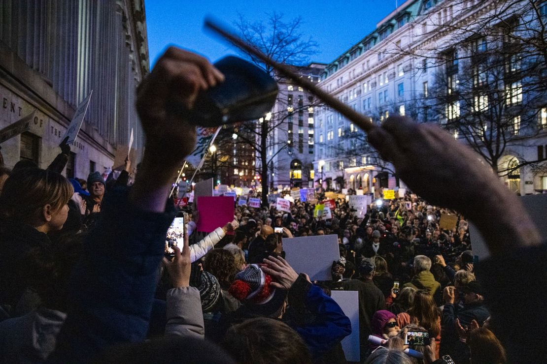 Os manifestantes se reúnem contra Elon Musk e o Departamento de Eficiência do Governo em frente ao Departamento de Tesouro dos EUA em Washington, DC, em 4 de fevereiro.