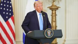 El presidente de Estados Unidos, Donald Trump, habla durante una conferencia de prensa con el primer ministro israelí, Benjamin Netanyahu, en la Sala Este de la Casa Blanca en Washington, el 4 de febrero de 2025.