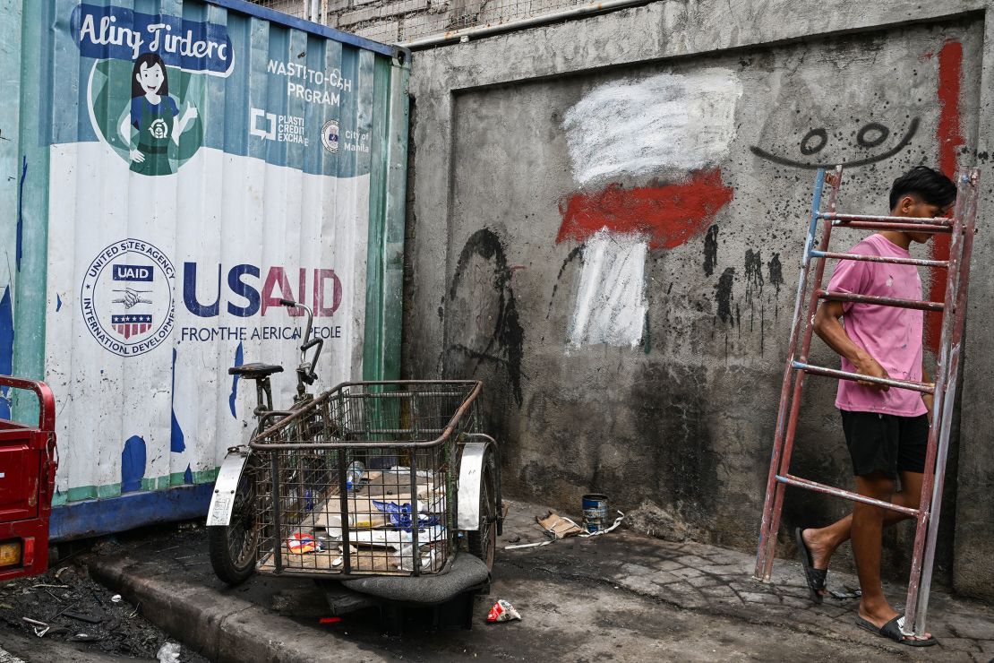 A sinalização da agência humanitária do governo dos EUA, USAID, é vista em um contêiner de carga em Manila, Filipinas, em 4 de fevereiro de 2025.