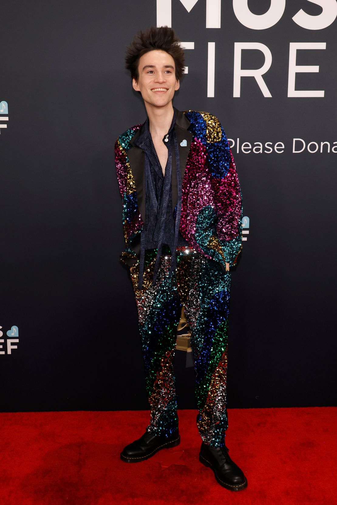 Jacob Collier était l'une des stars portant une épingle en forme de cœur pour Musicares.