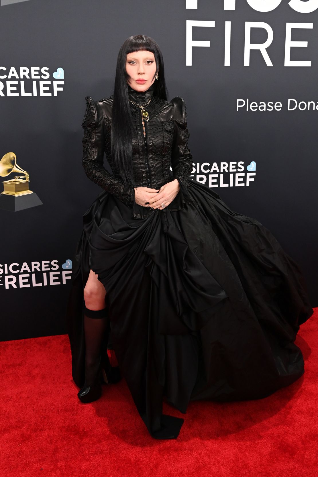 La lauréate de treize temps des Grammy Award, Lady Gaga, portait une robe de bal dramatique à manches longues, par Vivienne Westwood, et Tiffany & Co Jewels.