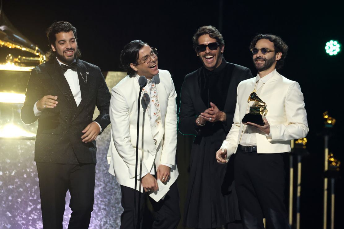 Antonio Casas, Andrés Story, Alejandro Abeijón y Alberto Montenegro de "Rawayana" aceptan premio al Mejor Álbum de Rock Latino o Alternativo en el Peacock Theatre el 2 de febrero de 2025 en Los Ángeles, California.