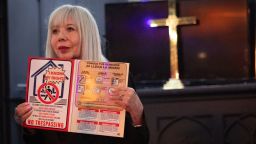 Lozano muestra un cartel con la leyenda "conozca sus derechos" y aconseja a los feligreses qué deben hacer si las autoridades de inmigración llegan a sus hogares.