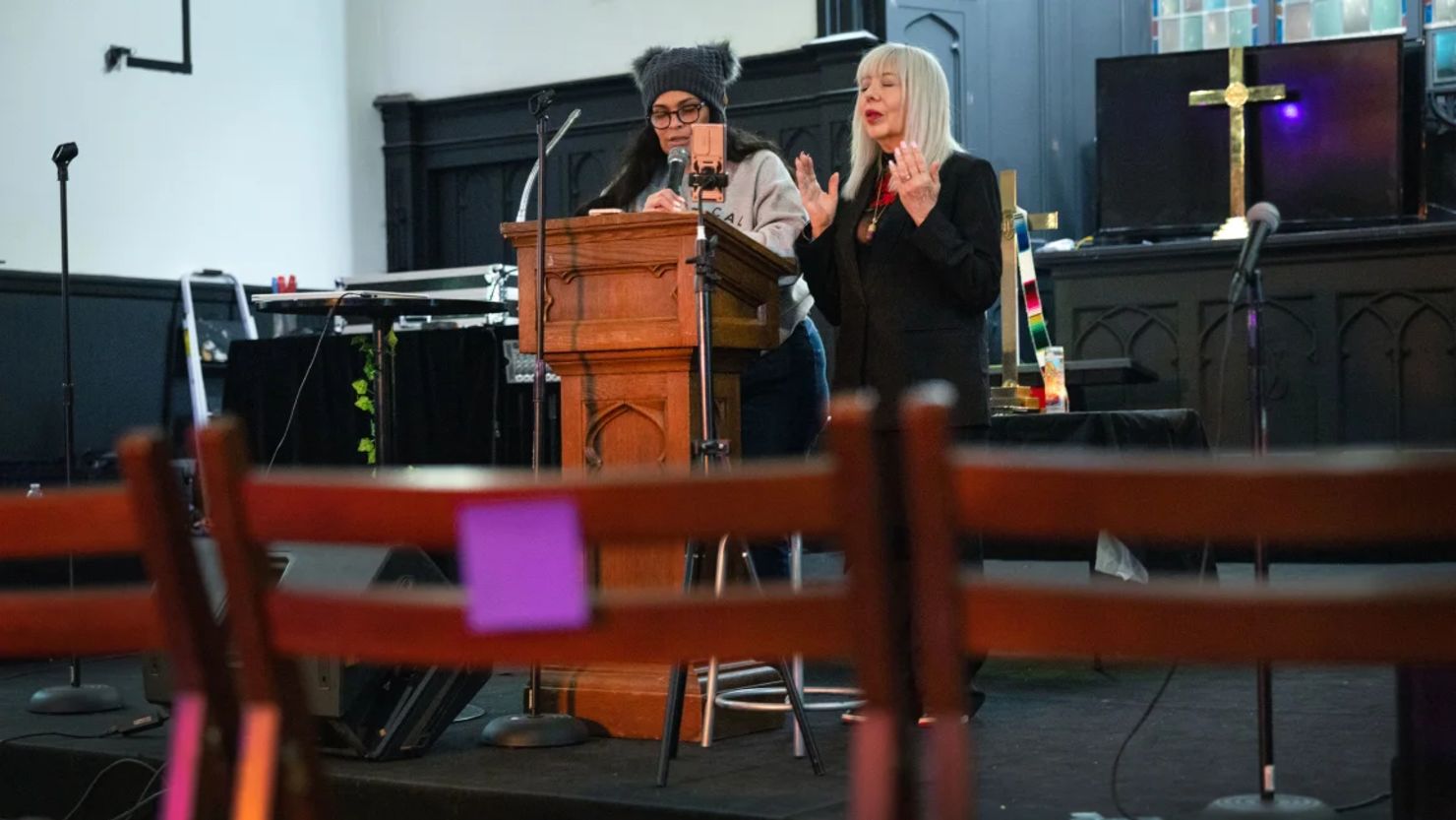 La reverenda Emma Lozano dirige un servicio con la pastora estudiantil Cecilia García en Chicago.