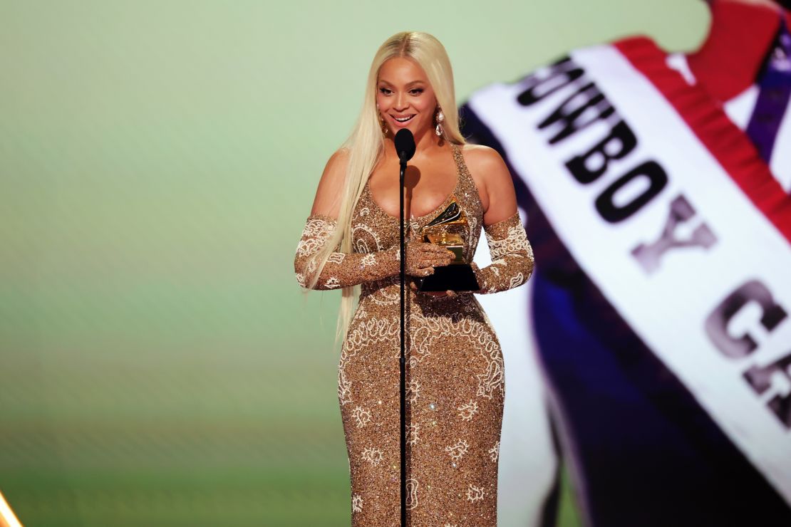 Beyoncé acepta el premio al Mejor Álbum Country por "COWBOY CARTER".