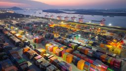 Se ven contenedores en el puerto de Nanjing, en la provincia oriental china de Jiangsu, el 5 de febrero de 2025. La renta variable mundial se ha visto afectada por la volatilidad esta semana después de que el presidente de Estados Unidos, Donald Trump, anunciara fuertes aranceles a China, Canadá y México.