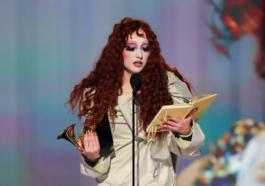 Chappell Roan acepta el premio al Mejor Artista Nuevo el 2 de febrero de 2025 en Los Ángeles, California.