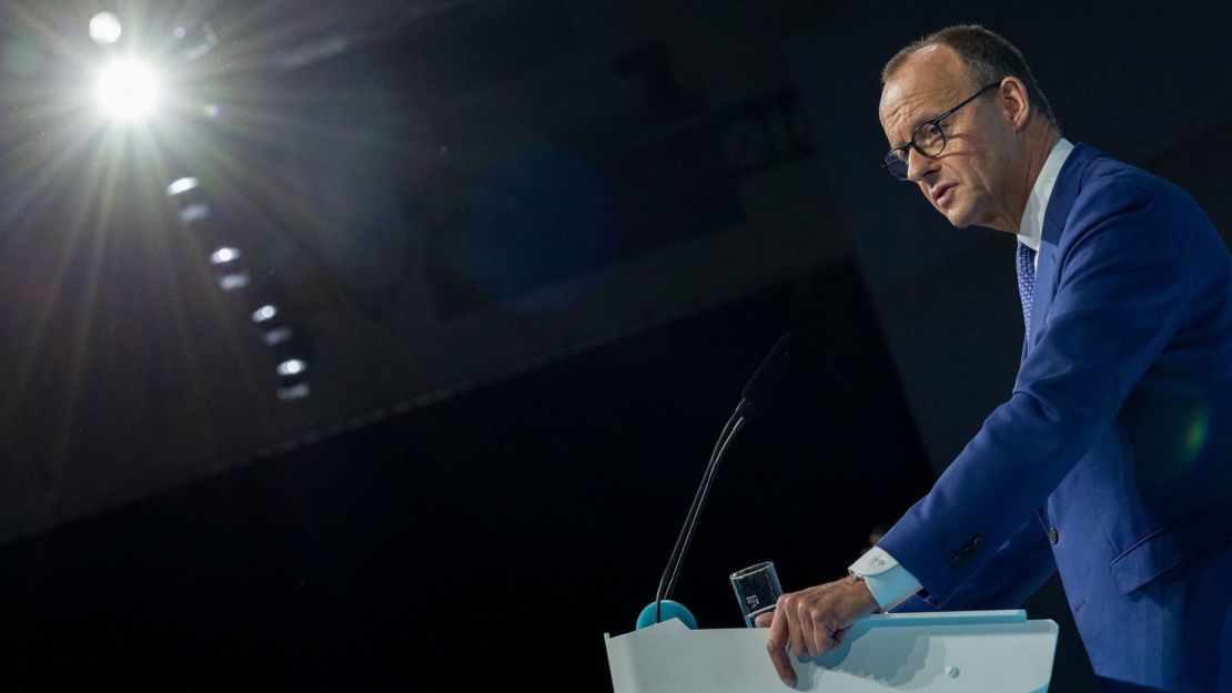 Friedrich Merz, candidato a próximo canciller de Alemania y líder del partido Unión Demócrata Cristiana, habla en Berlín el 3 de febrero.