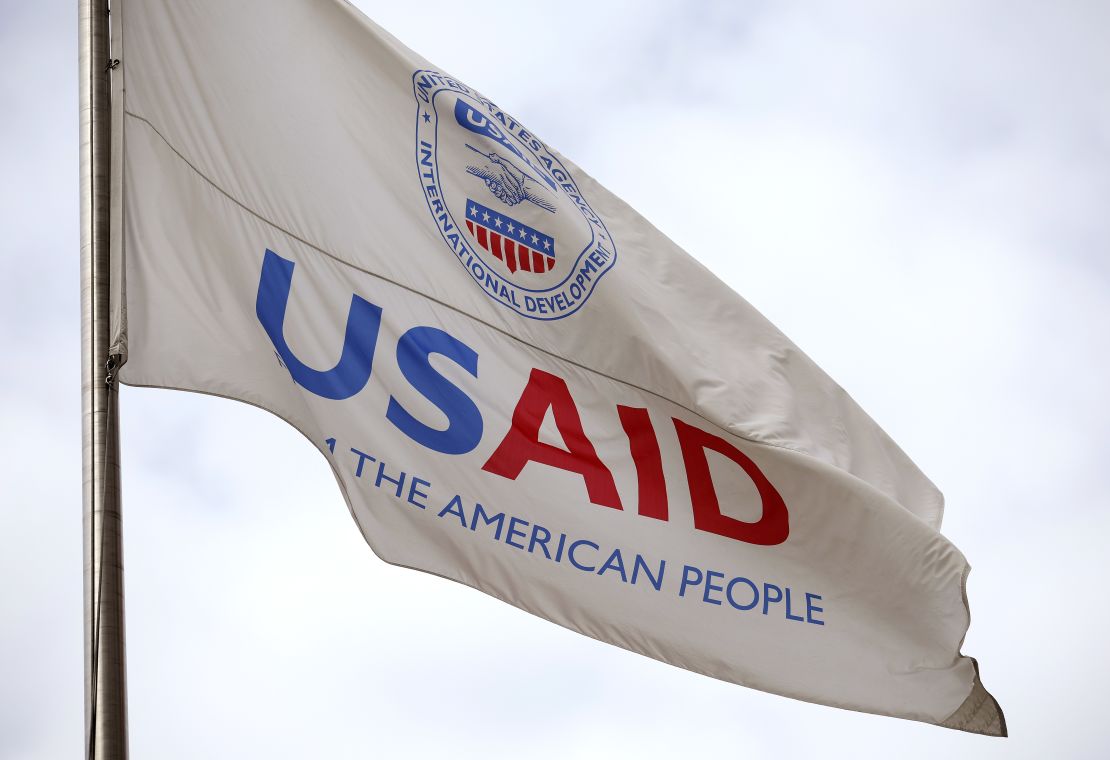 Una bandera ondea frente a la sede de la Agencia de los Estados Unidos para el Desarrollo Internacional (USAID) el 3 de febrero de 2025 en Washington.