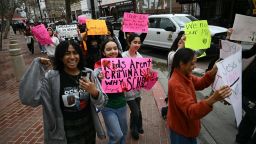Estudiantes de la escuela secundaria Orange County Educational Arts Academy sostienen pancartas en apoyo a los migrantes frente al Edificio Federal Ronald Reagan y el Palacio de Justicia en Santa Ana, California, el 6 de febrero de 2025.