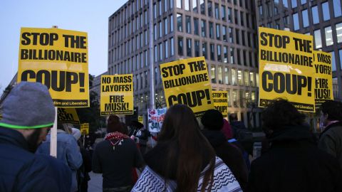 Manifestantes se reúnen frente a la Oficina de Gestión de Personal en Washington, D.C. el 7 de febrero de 2025 para protestar contra los despidos federales y exigir la destitución de Elon Musk del Departamento de Eficiencia Gubernamental (DOGE, por sus siglas en inglés).