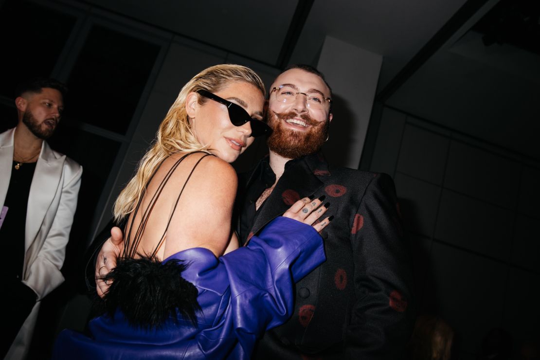 Kesha en Sam Smith bij Christian Cowan.